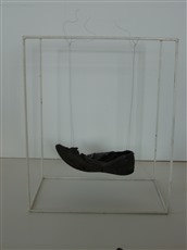 Vom Wasser frei gegeben II, 2006, objet trouvé, Schuh, Eisengestell, 54x46x30cm