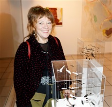 Ausstellung Boxenstop, Cäcilia Wameling Richon vor ihren filigranen Objekten (ub)