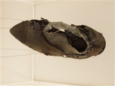 Vom Wasser frei gegeben II, 2006, objet trouvé, Schuh, Eisengestell, 54x46x30cm