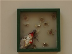<center>Weihnachten / 2010<br />objet trouvé / Wachs<br />15x15cm</center>