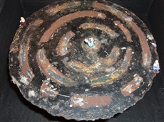 <center>drehendes Labyrinth / 2013<br />Eisen / Asphalt<br />15x15cm</center>