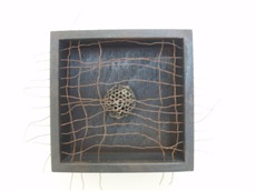 <center>Haus / 2013<br />Eisen und Wabe<br />15x15cm</center>