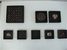 <center>Gruppe 2 / 2013<br />Objektkästen schwarz<br />15x15cm, 20x20cm, 30x30cm</center>